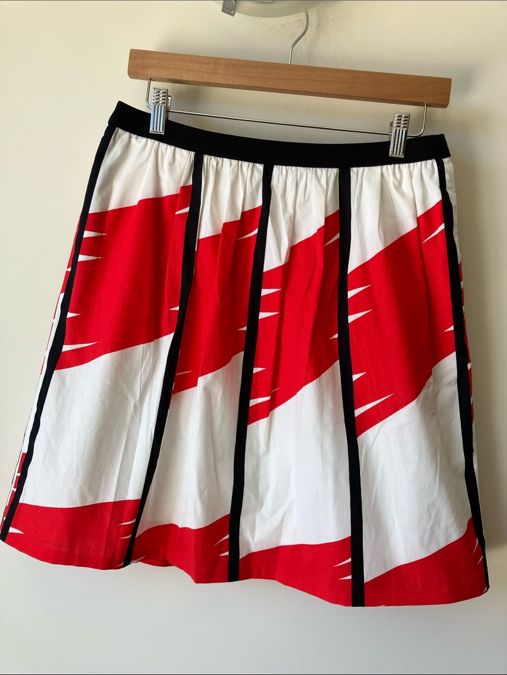 VINCE CAMUTO Bold Red+White w/ Black Contrast A-Line Pleated Skirt Size 4